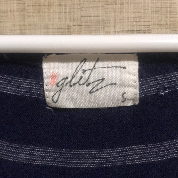 Form fitting blouse! - Picture 3 of 3